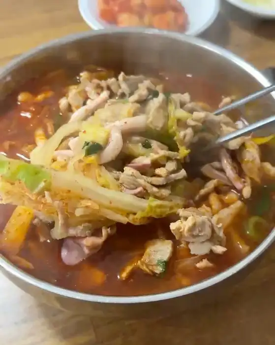 황해원 짬뽕 건더기를 집게로 들어 올리는 모습