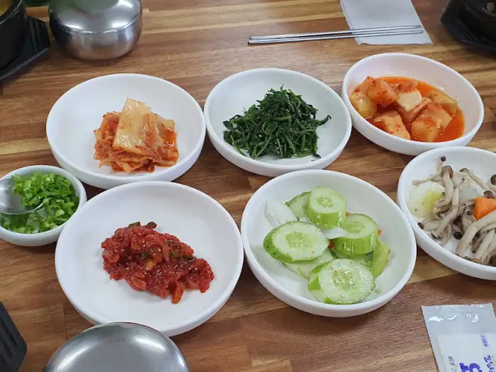 봉화송이식당에 차려진 푸짐한 한 상 식사 모습