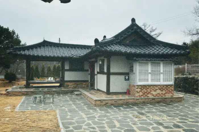산청 한옥정원카페 힐비엔또의 전통적인 한옥 외관 모습