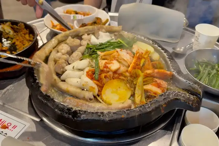 진성한우곱창 신당직영점의 대표 메뉴인 곱창, 대창, 막창이 푸짐하게 담긴 모습. 푸짐한 양과 먹음직스러운 비주얼이 인상적입니다.