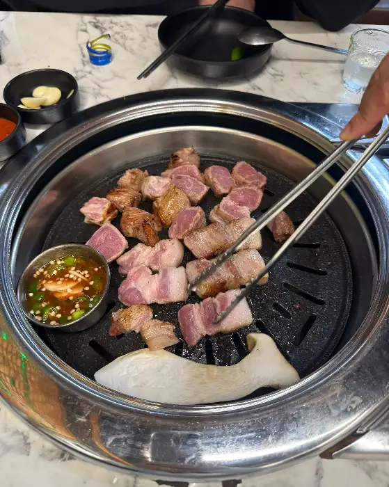 고기와 곁들여 먹는 묵은지와 와사비