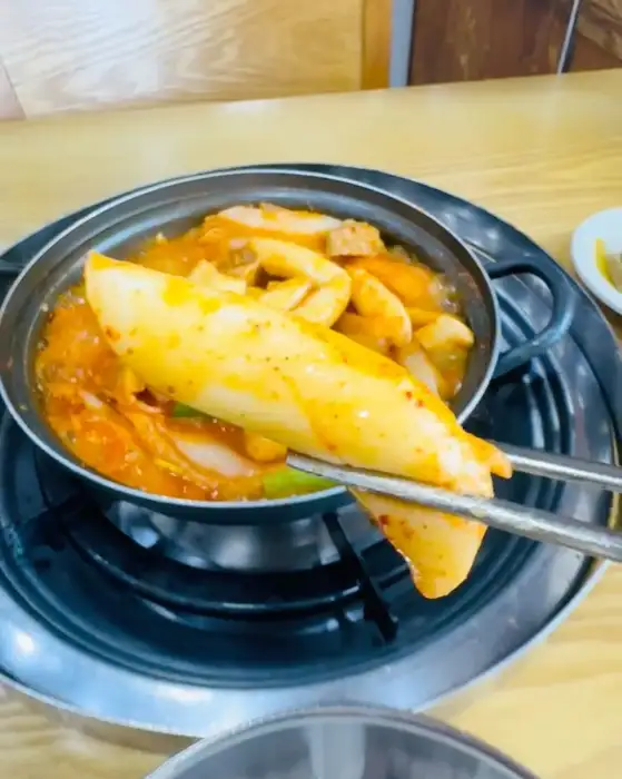 집게로 두루치기의 떡사리를 들어 올린 모습