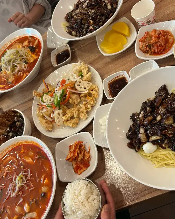 다양한 중식 메뉴가 차려진 화평 테이블