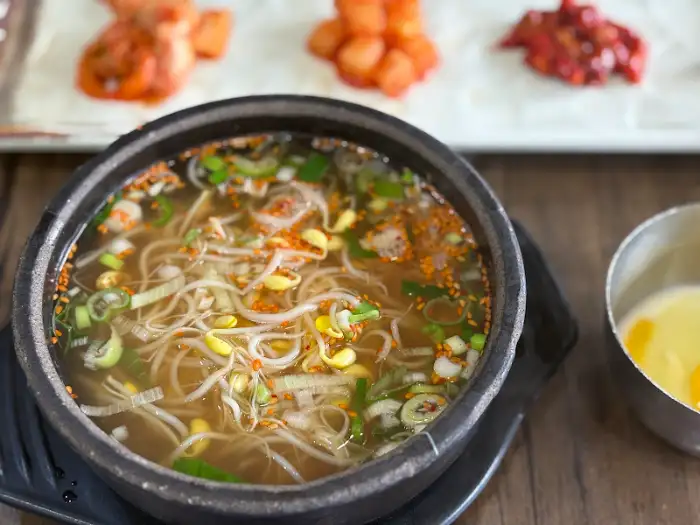 김치와 곁들여 나온 콩나물국밥