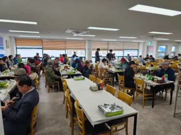 고흥 녹동회타운 내부 모습, 많은 테이블에 손님들로 가득한 풍경