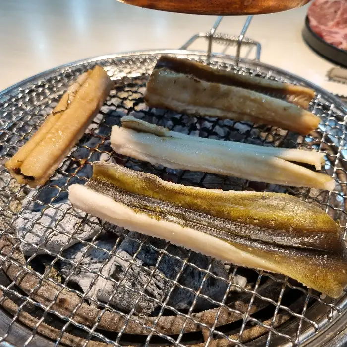 명륜진사갈비 인천송림점 숯불 위에서 구워지는 장어