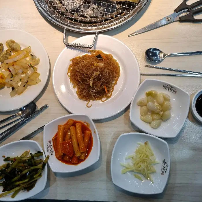 명륜진사갈비 인천송림점 다양한 밑반찬이 차려진 식탁
