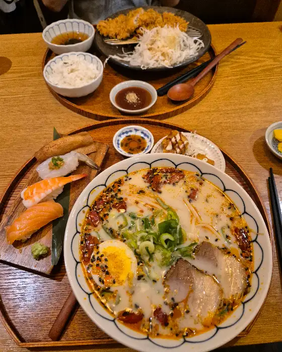 돈까스와 라멘, 초밥 세트 메뉴