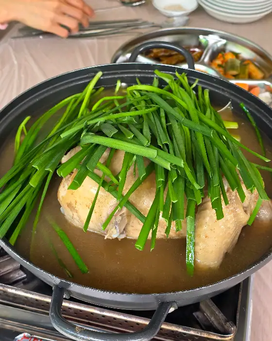 탑동길손식당의 푸짐한 백숙