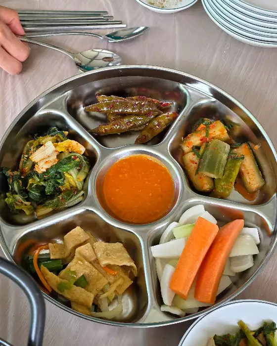 탑동길손식당의 다채로운 밑반찬