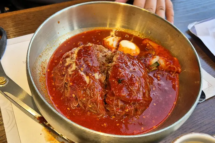 훈장골 수지점의 푸짐한 비빔냉면