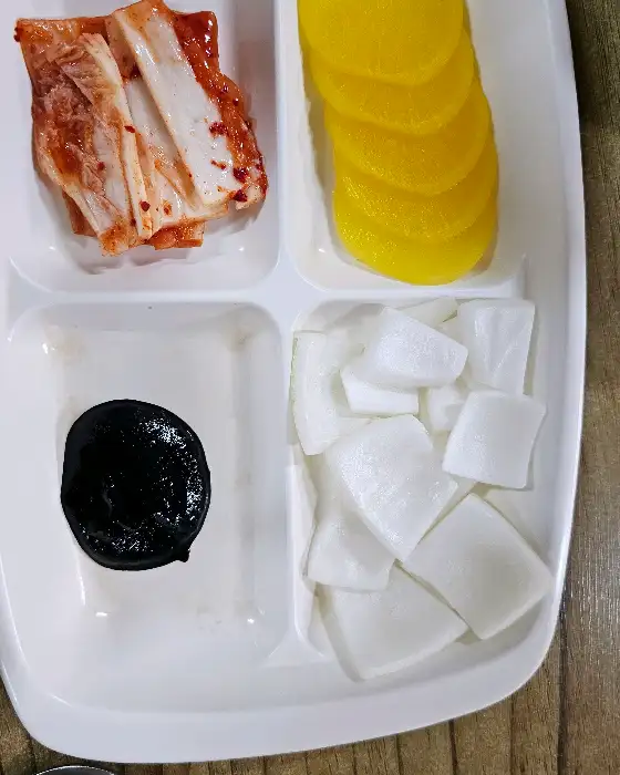 김치, 단무지, 양파 등 기본적인 중국집 밑반찬