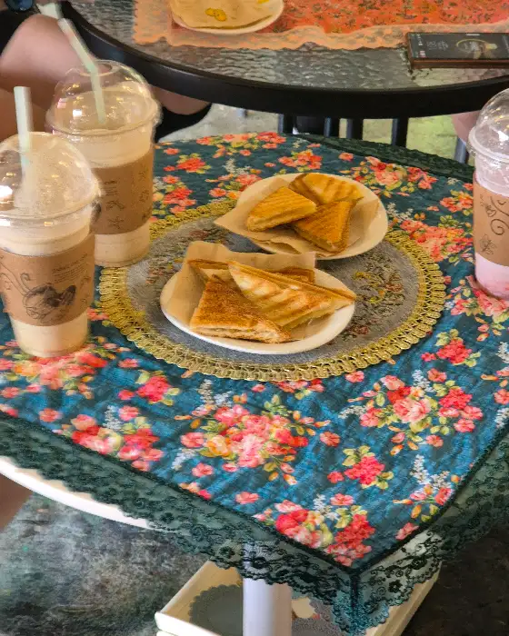 맛있게 플레이팅된 토스트와 음료