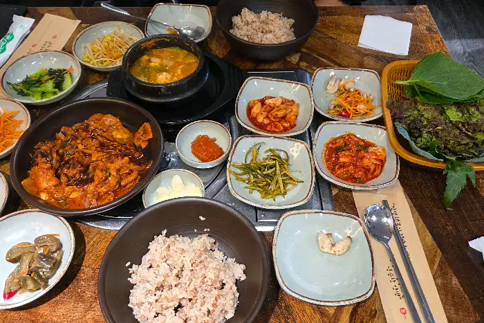 음식들이 놓인 테이블 전경