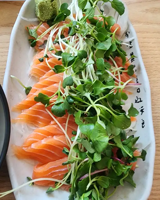신선한 연어 초밥