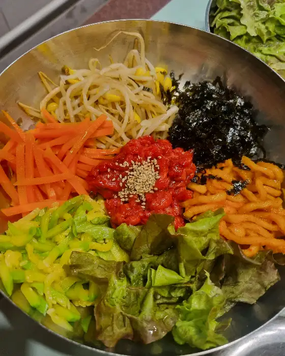 신선한 채소와 육회로 구성된 육회비빔밥