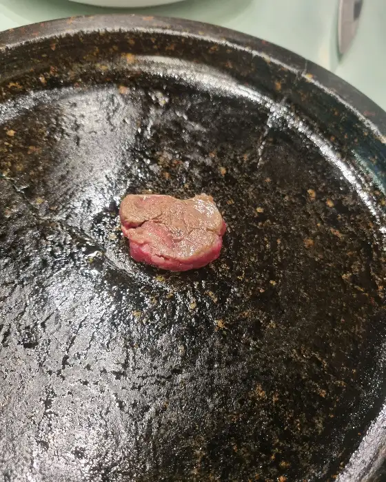 돌판 위에서 익어가는 한우 조각