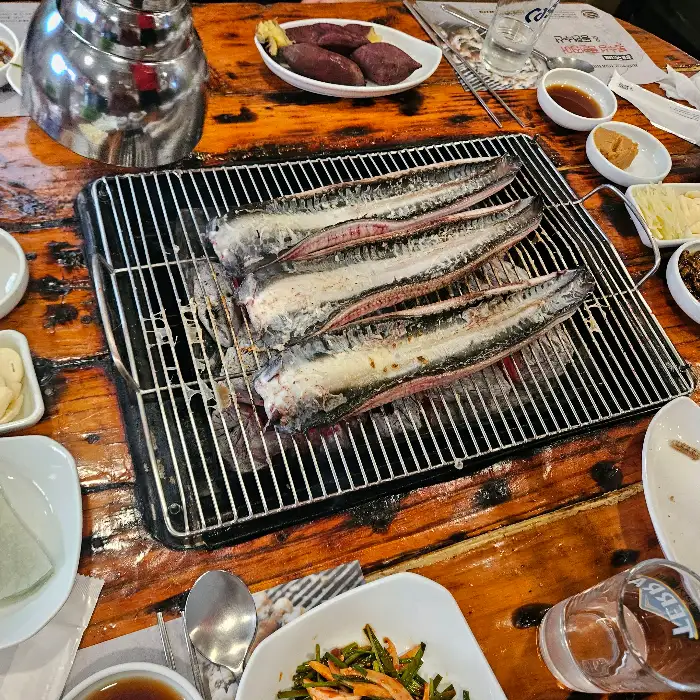 숯불 위에서 구워지는 장어