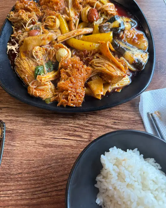 밥과 함께 푸짐하게 차려진 마라탕 요리