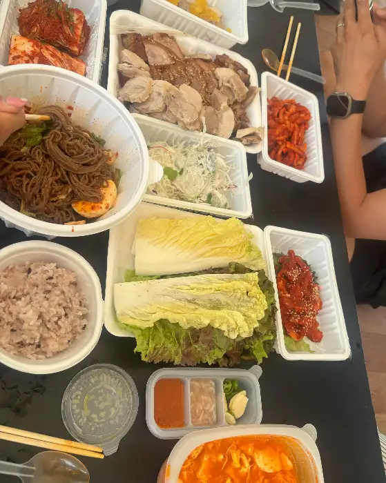 다양한 메뉴가 준비된 아씨마늘보쌈의 식탁