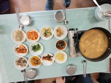 무주 산성가든의 푸짐한 한상차림, 12가지 밑반찬과 청국장찌개