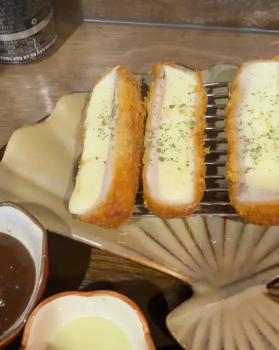 카이카츠 대구점의 속이 꽉 찬 치즈 돈카츠