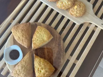 따뜻한 스콘과 잼이 담긴 플레이트