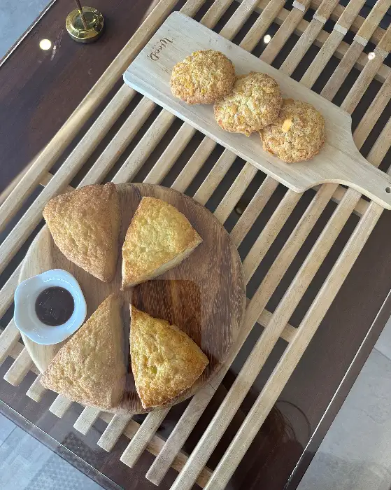 따뜻한 스콘과 잼이 담긴 플레이트