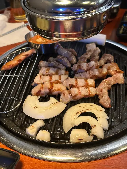 두껍집 2호점의 다양한 부위 고기 구이