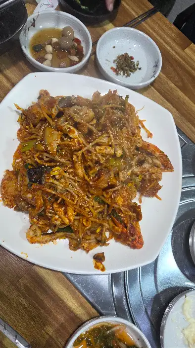 항공샷으로 본 푸짐한 해물찜과 밑반찬