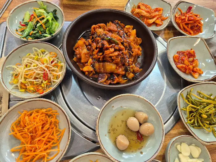 테이블 가득 차려진 음식들