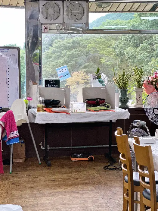 방장산호랑이 매장 내부와 창밖으로 보이는 자연 풍경
