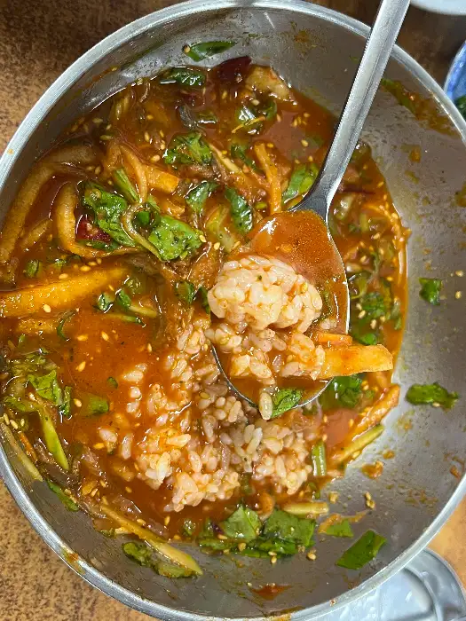 만광식당의 꽁치 물회를 비벼 먹는 과정