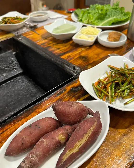 테이블 세팅과 숯불 위 장어
