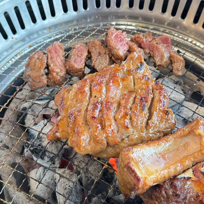 불판 위에서 구워지고 있는 양념갈비와 이동갈비
