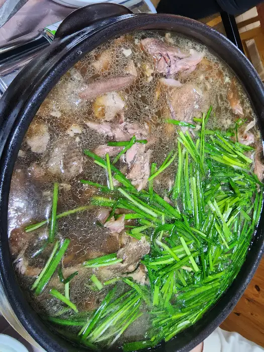오랜 시간 끓여 깊은 맛을 낸 국물