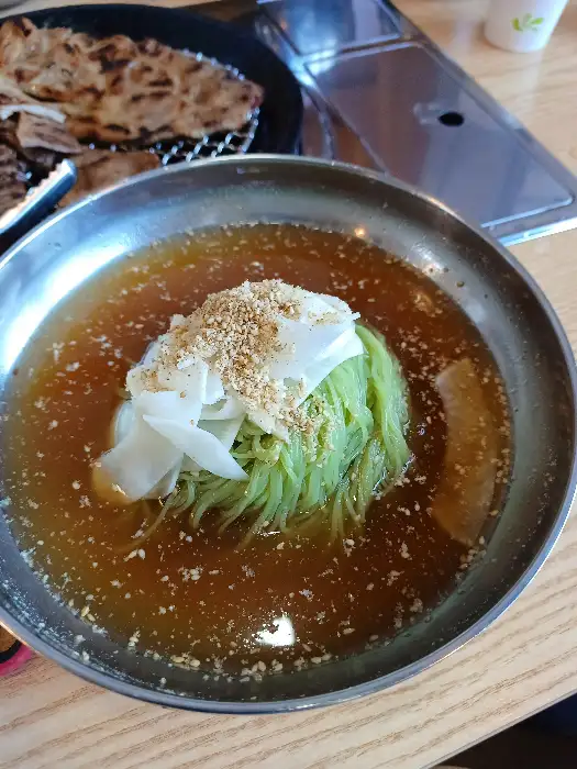 고기박사냉면초계막국수 금산점의 푸짐하게 담긴 비빔 막국수