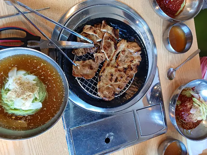 금산 고기박사냉면초계막국수에서 숯불구이와 함께 제공되는 냉면