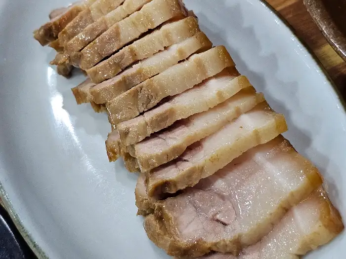 먹음직스러운 수육 한 접시