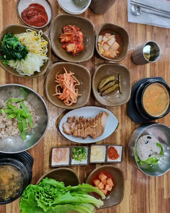 다양한 구성의 보리밥 정식 상차림