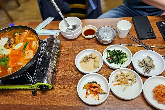 동태탕과 함께 제공된 다양한 반찬들