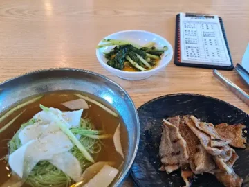 고기박사냉면초계막국수 금산점의 시원한 냉면과 숯불고기 한 접시