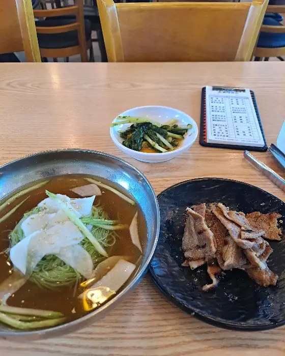 고기박사냉면초계막국수 금산점의 시원한 냉면과 숯불고기 한 접시