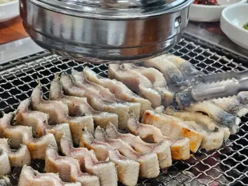해남복터진마을 숯불 위에서 구워지는 통통한 민물장어