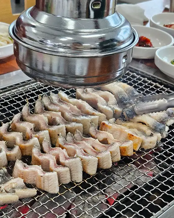 해남복터진마을 숯불 위에서 구워지는 통통한 민물장어