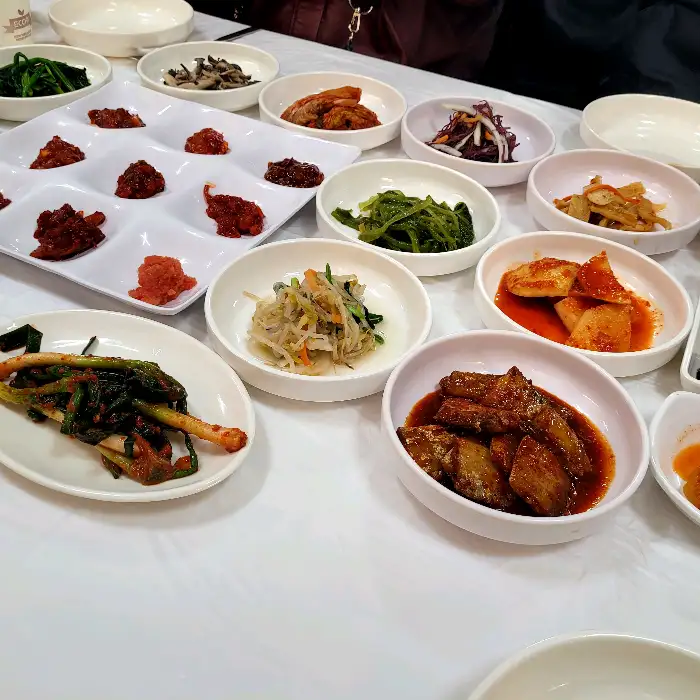 다양한 종류의 젓갈과 반찬들이 차려진 모습