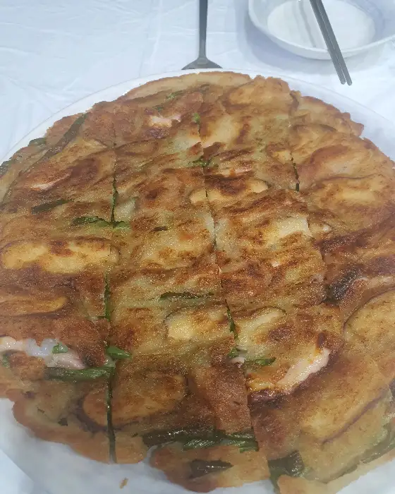 노릇하게 구워진 바삭한 파전