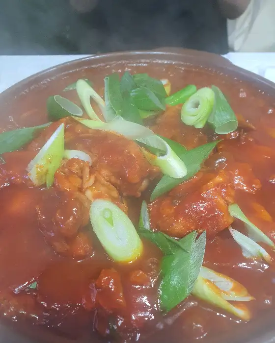 푸짐하게 담긴 닭볶음탕