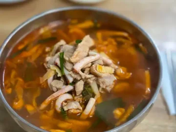 황해원 짬뽕의 푸짐한 오징어와 돼지고기 건더기