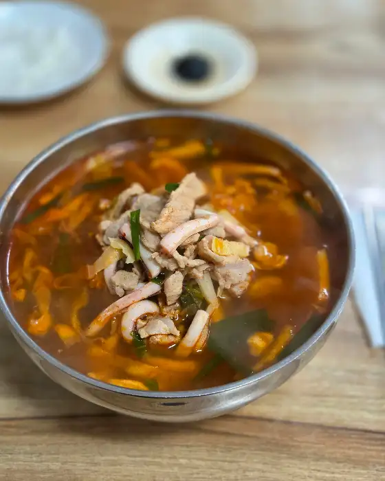황해원 짬뽕의 푸짐한 오징어와 돼지고기 건더기